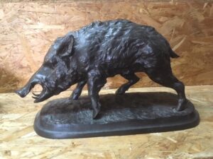 Lovergreen große Bronzestatue Motiv grunzender Keiler