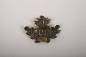 Lovergreen kleine Bronzestatue Motiv Trophäenhalter aus Eichenlaub